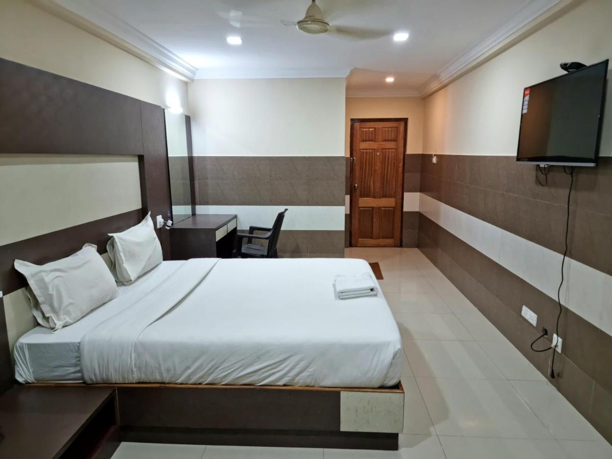 Js Grand Residency Hotel Palakkad Exterior photo